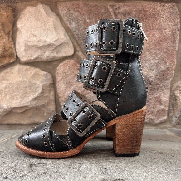 Freebird By Steven Blake Sandals / Boots. Block wooden heel.Leather upper - Picture 3 of 11